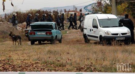 прави полиция блокира циганското гето кольо ганчево бутат незаконни къщи наред снимки