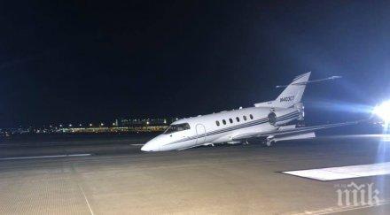 пътнически самолет кацнал без преден колесник канада