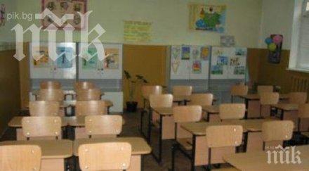 държавата спира помощта сираци ходят училище