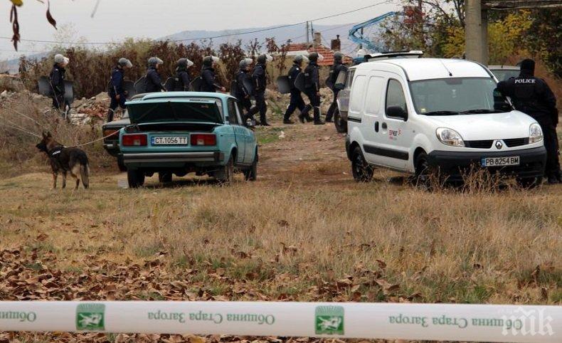 ТАКА СЕ ПРАВИ: Полиция блокира циганското гето в Кольо Ганчево, бутат незаконни къщи наред (СНИМКИ)