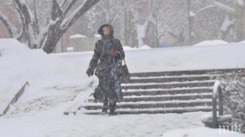 Синоптик предупреди: Стягайте се за сняг през уикенда