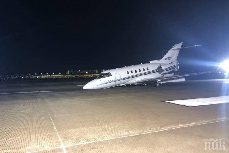  Пътнически самолет е кацнал без преден колесник в Канада