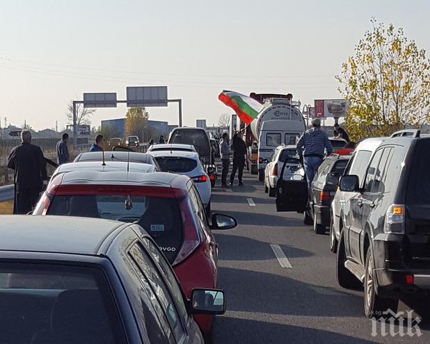 Готвят големи протести в Гърция - фирми вадят тирове и камиони заради скъпите горива