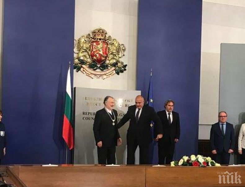 Борисов връчи високо отличие на актьора Васил Михайлов (СНИМКИ)