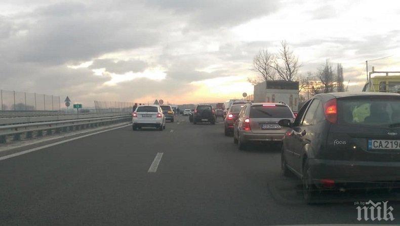 ЕКСКЛУЗИВНО В ПИК: 8 коли се нанизаха на Околовръстното на София (СНИМКИ)