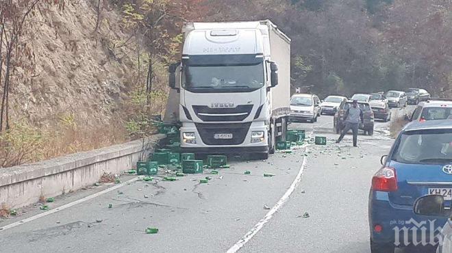 ГОЛЯМА ПОРАЗИЯ: ТИР потроши каси бира на пътя край Гоце Делчев 