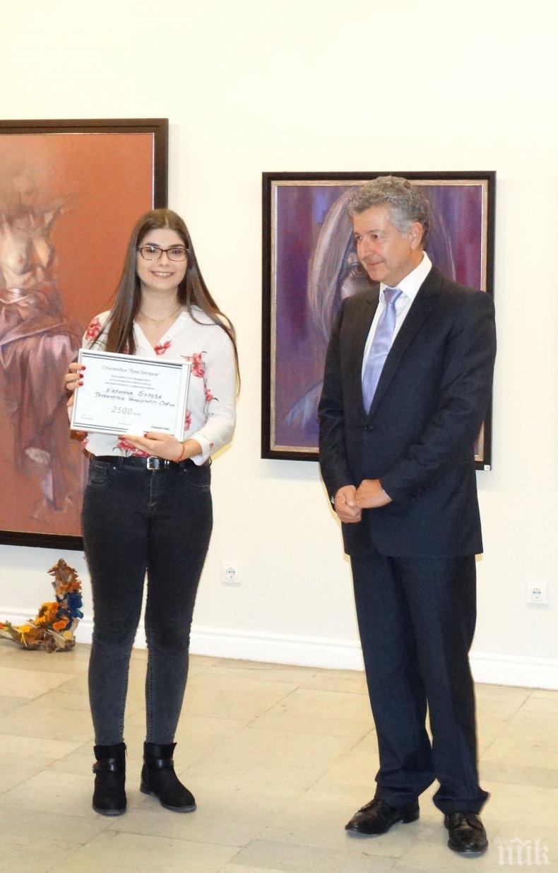 Каринна Живкова получи стипендия Лука Бекяров от Еврофутбол