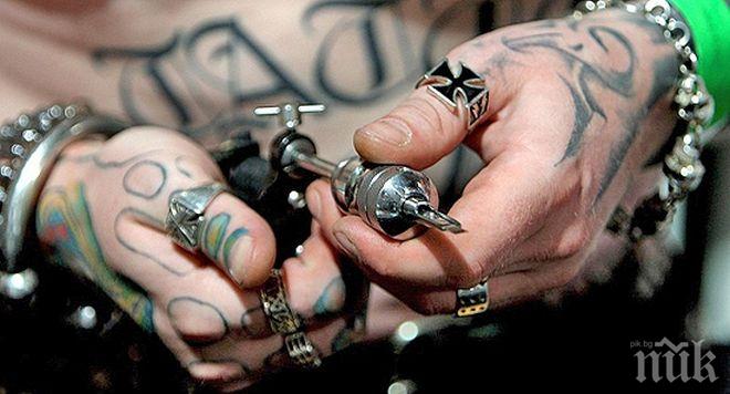 ТОТАЛЕН ШОК: Одраха покойник и окачиха кожата му на стената (СНИМКА)