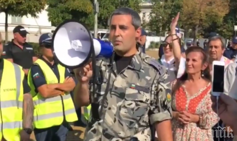 ПРОВОКАЦИЯ: Фалшив военен на протест, говори от името на армията (ВИДЕО)