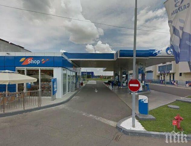 ОПАСНО! Майстори заваряват на метри от газстанция в Бургас