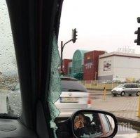 СИГНАЛ: Шофьор на луксозна кола нападна хора и потроши стъкло на кола (СНИМКИ)