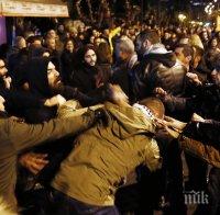 Екшън в Атина: Анархисти хвърляха коктейли „Молотов” по полицията