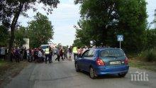 Протест ли? Как 23 деца принудиха хората да спят по спирките