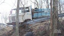 Камион с дърва падна от мост