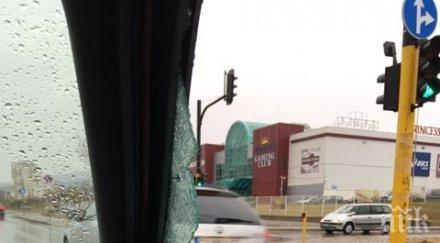 сигнал шофьор луксозна кола нападна хора потроши стъкло кола снимки