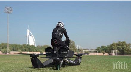 дубайски полицаи патрулират летящи мотори видео