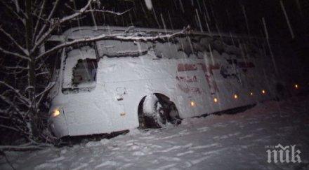 снежен капан автобус пропадна канавка севлиево