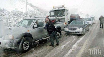 страшна зима връхлетя гърция планините натрупа половин метър сняг проблеми транспорта