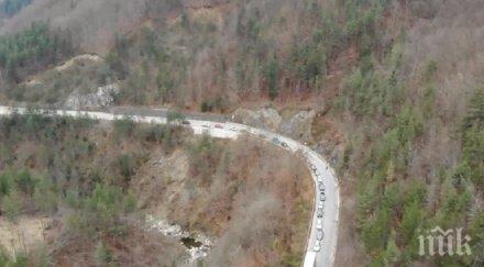 свлачище затвори пътя чепеларе образува километрично задръстване видео