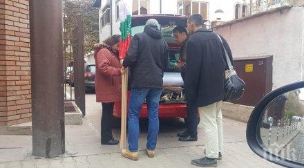 пик организират спонтанните протести пари ръка знамена уличния пуч фото факт