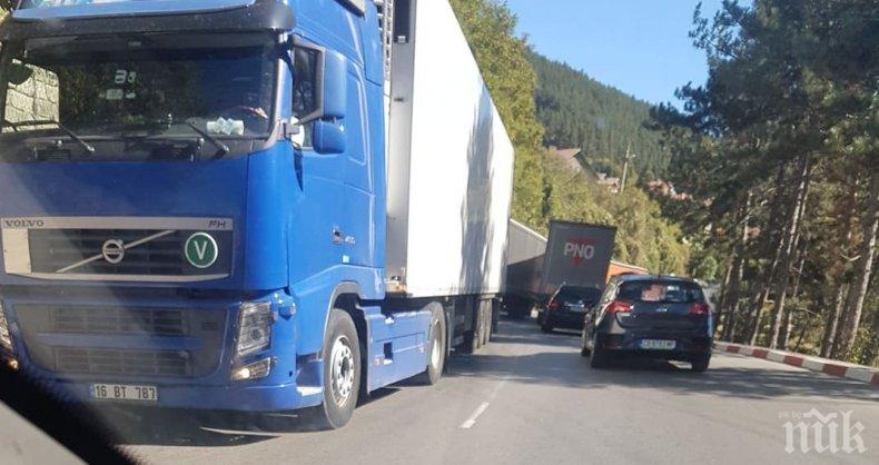 Движението по пътя Видин – Монтана е ограничено заради аварирал ТИР