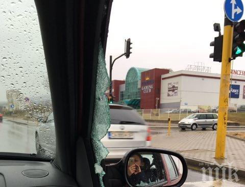 СИГНАЛ: Шофьор на луксозна кола нападна хора и потроши стъкло на кола (СНИМКИ)