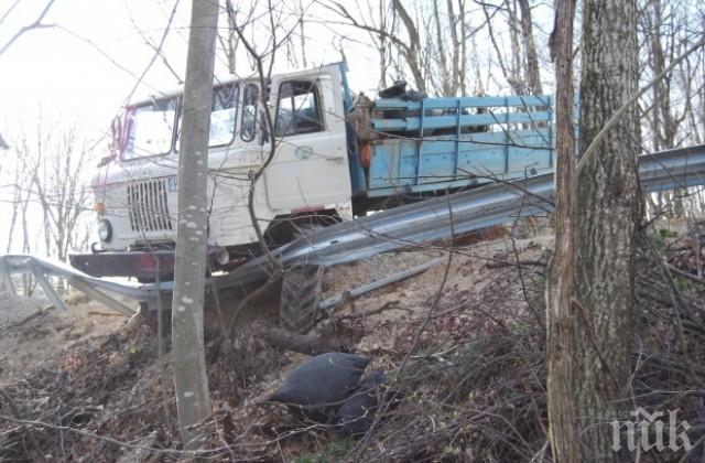 Камион с дърва падна от мост