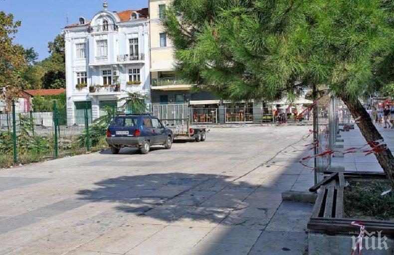 В Пловдив карат от Финландия розов гранит за площада