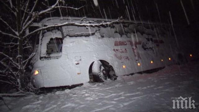 В СНЕЖЕН КАПАН: Автобус пропадна в канавка край Севлиево