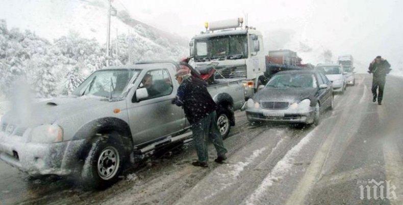 Страшна зима връхлетя Гърция - в планините натрупа половин метър сняг, има проблеми с транспорта