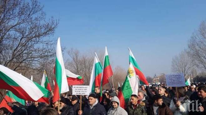 Протестиращи се събират на Петрохан