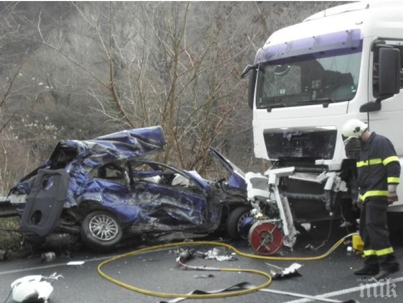 Джип се натресе челно в автосонда край Карнобат, мъж и жена са в болница