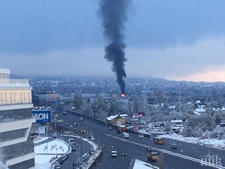 Пожар горя на Околовръстното в София (СНИМКИ)