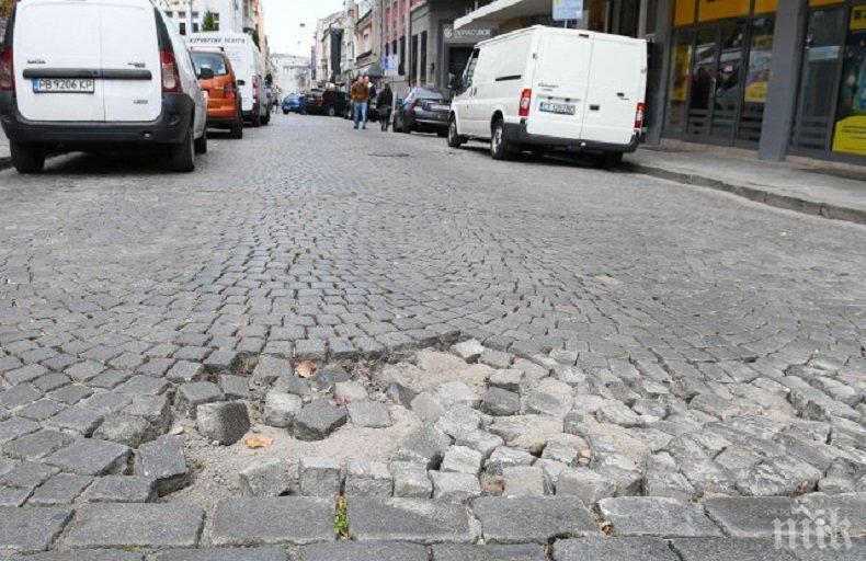 Паважът до Римския стадион в Пловдив се продъни