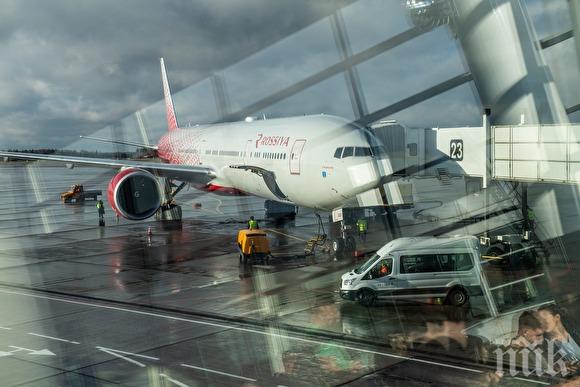 Излитащ самолет прегази мъж на московско летище
