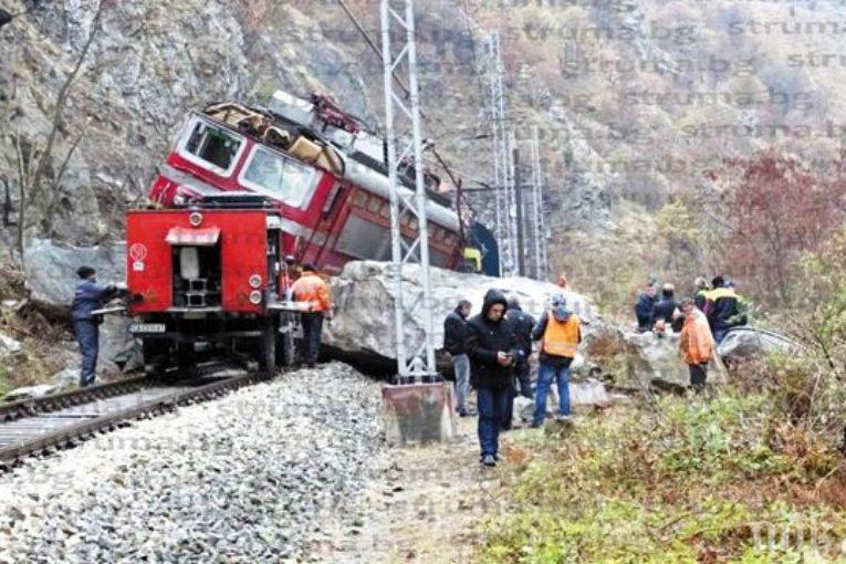 Оперираха началника на влака, дерайлирал в Кресненското дефиле