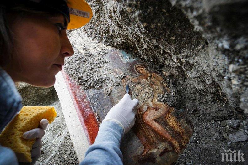 Археолози откриха фреска с еротична сцена от древния Помпей
