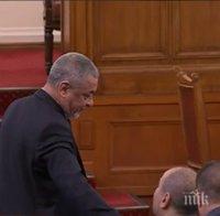 ПЪРВО В ПИК TV: Валери Симеонов влезе в залата като депутат - гледайте НА ЖИВО (СНИМКИ)