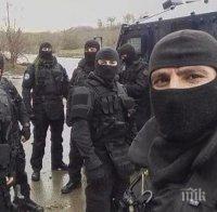НАПРЕЖЕНИЕ: Косовски спецчасти нахлуха в Митровица - бият и арестуват сърби наред (СНИМКИ/ВИДЕО)