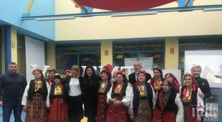 баби елхово пяха разказваха фолклорни легенди деня християнското семейство фандъкова поздрави