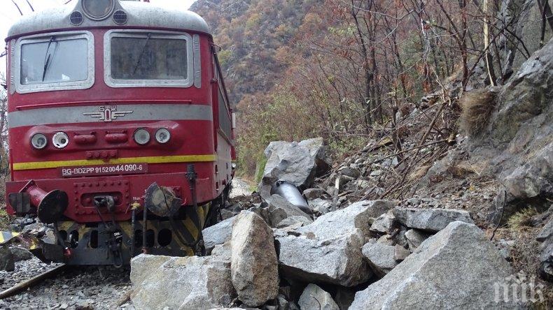 Изтеглиха локомотива от Кресненското дефиле