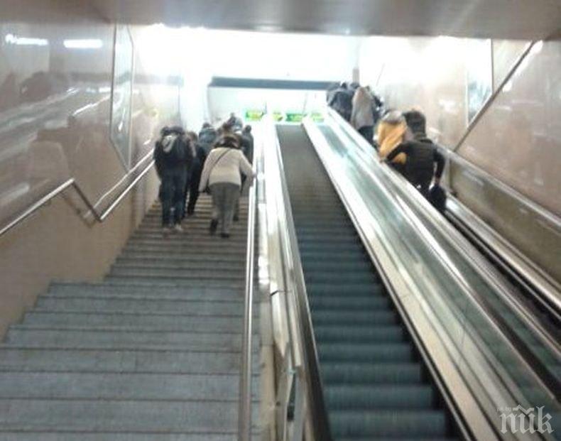 АЛО, МЕТРОТО! Прецакаха за пореден път пътници на Централна гара - трети ден потоци от народ пъшкат с куфари по стълбите пеша (СНИМКИ)
