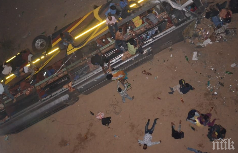 ТРАГЕДИЯ: Автобус падна в канал в Южна Индия, 25 загинаха