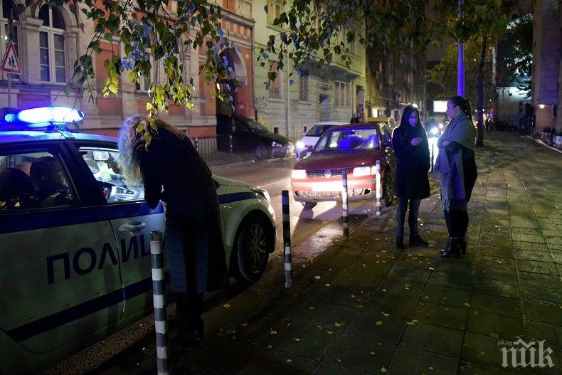 СРЕЩА НА БЛОНДИНКИТЕ: Две руси дами си спретнаха здраво меле под прозорците на полицията (СНИМКИ)