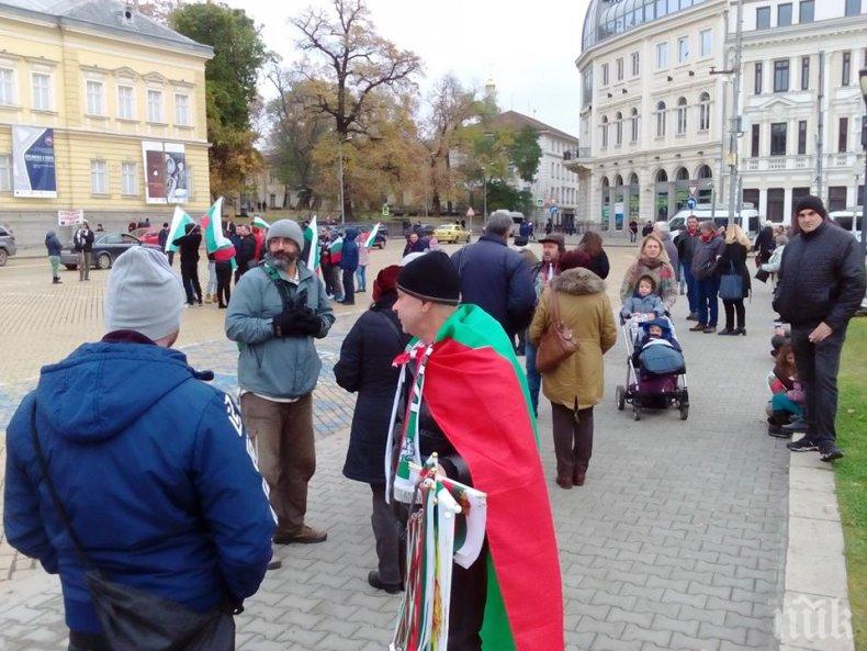 САМО В ПИК: 17 човека на масов протест в София днес. Парите на БСП свършиха
