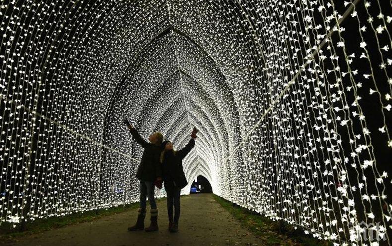 ПРАЗНИЦИТЕ ИДВАТ: Коледният дух превзе Лондон (ВИДЕО)