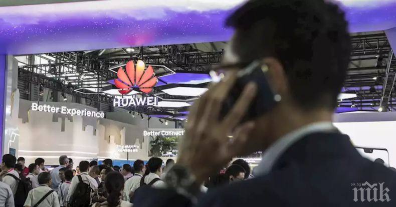 САЩ  убеждават партньорите си да не използват мобилни телефони Huawei