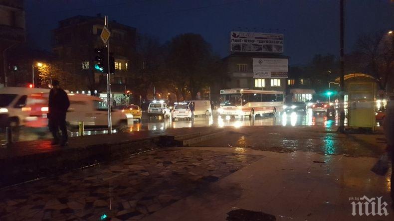 Инкасо автомобил и кола се сблъскаха в Асеновград, три патрулки пазят парите (СНИМКИ)