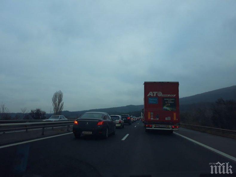 ИЗВЪНРЕДНО В ПИК: Километрично задръстване блокира АМ Тракия (СНИМКИ)