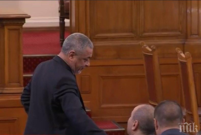 ПЪРВО В ПИК TV: Валери Симеонов влезе в залата като депутат - гледайте НА ЖИВО (СНИМКИ)